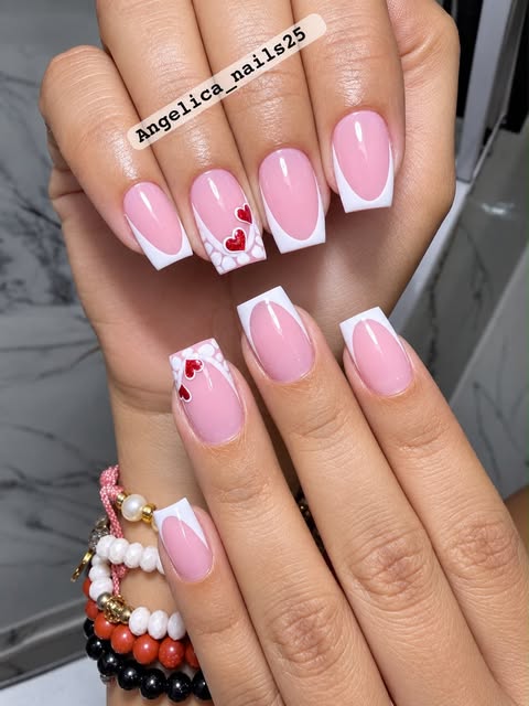 Manicure francesa rosa con corazones