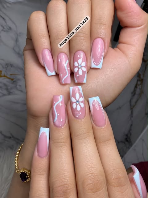 Uñas rosa con diseño floral blanco